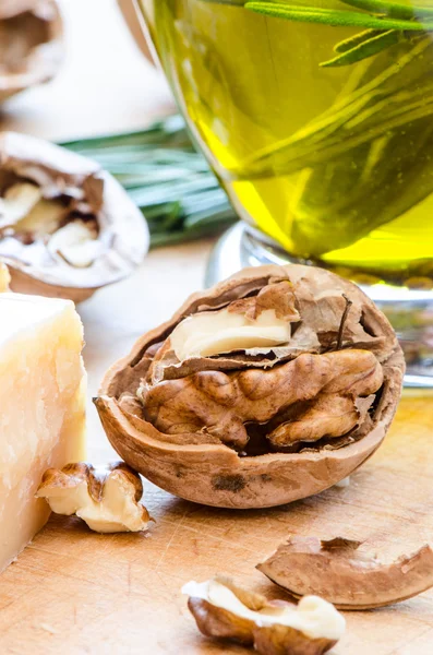 Ореховое и оливковое масло — стоковое фото