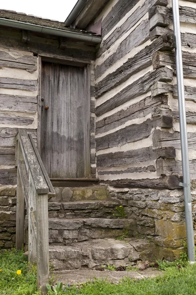 Les escaliers et la porte de la vieille maison — Photo