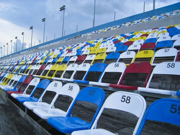 Färgglada stadion sittplatser — Stockfoto