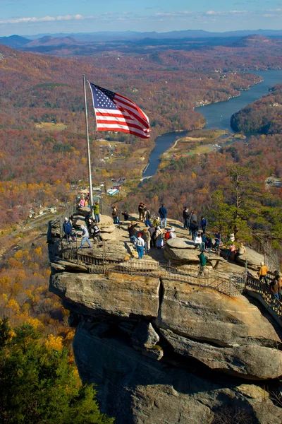 Americká vlajka na vrcholu skalní komín — Stock fotografie