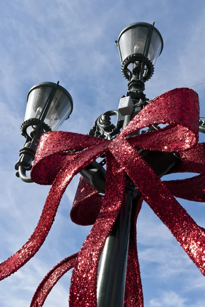 Kerstdecoratie op straat licht — Stockfoto