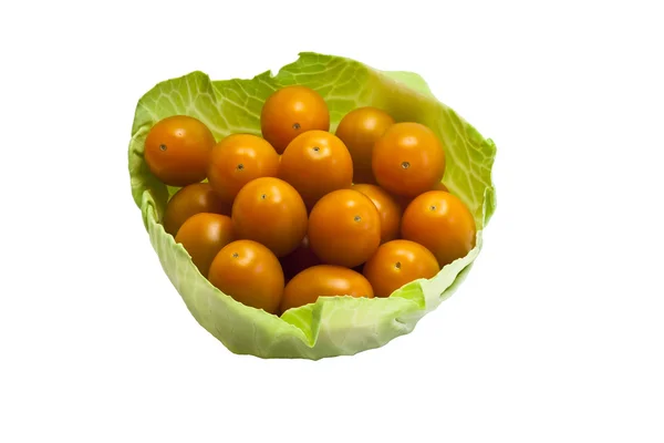 Tomates cereja amarelos em tigela natural de folha de repolho — Fotografia de Stock
