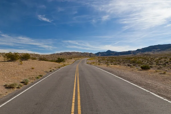 Een weg in de woestijn van nevada, — Stockfoto