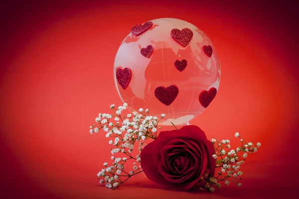 Der Planet der Liebe. Glaskugel mit roten Herzen. — Stockfoto