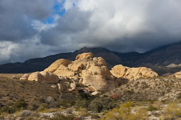 หินที่มีสีสันใน Red Rock Canyon State Park, Nevada, USA — ภาพถ่ายสต็อก