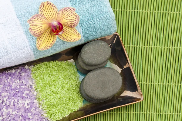 Concetto Spa con bagno minerale sale, pietre da massaggio, asciugamani e / o — Foto Stock