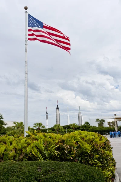 Amerikaanse vlag in de buurt van ingang ruimtecentrum kennedy. raket gard — Stockfoto