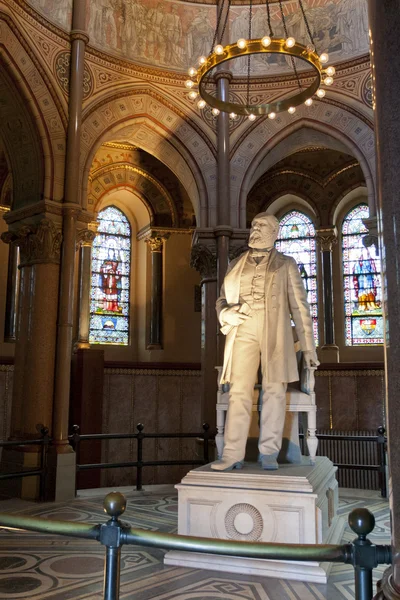 James A. Garfield statue in the Memorial at Lakeview Cemetery. C — Stock Photo, Image