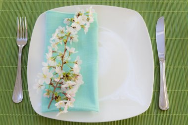 Paskalya yer ayarıyla bahar çiçekleri ve çiçeği