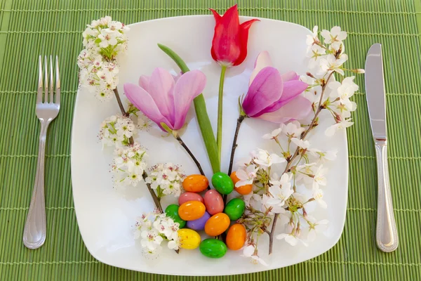 Easter place setting with spring flowers and blossom — Stock Photo, Image