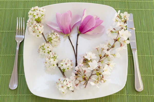Osterplatz mit Frühlingsblumen und Blüten — Stockfoto