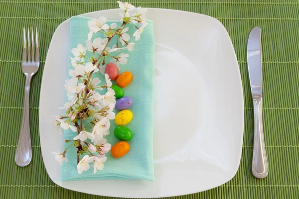 Easter place setting with spring flowers and blossom — Stock Photo, Image