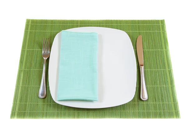 Белая пустая обеденная тарелка с салфеткой, вилкой и ножом — стоковое фото