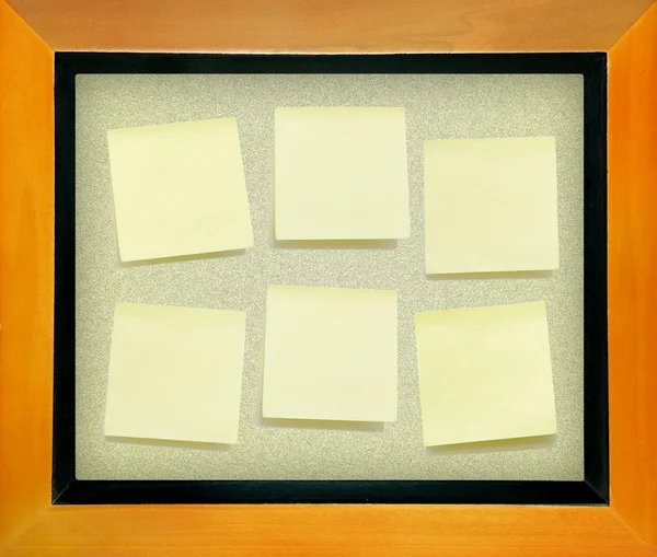 Żółte notatki papieru na pokładzie korka na białym tle tekstu i tła — Zdjęcie stockowe