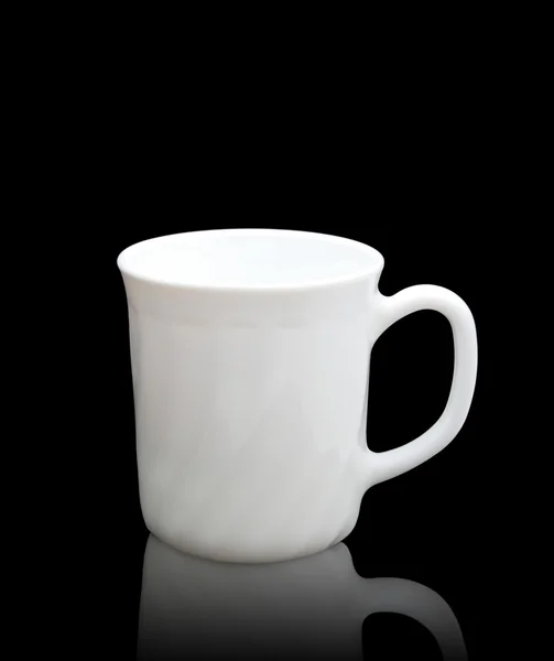 Біла чашка ізольована на підлозі та чорному фоні — стокове фото