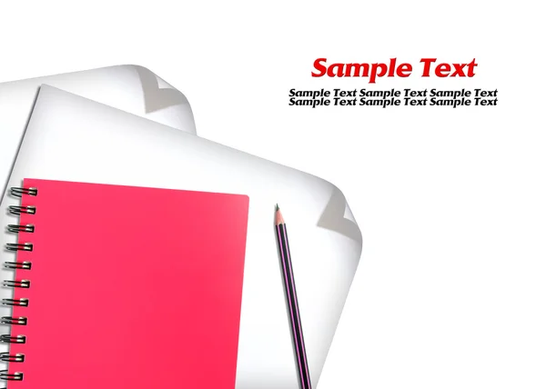 Червоний блокнот і білий папір з олівцями ізольовані на білому тлі — стокове фото