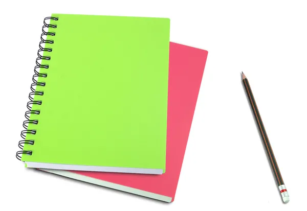 Farbiges Notizbuch und Bleistifte isoliert auf weißem Hintergrund — Stockfoto