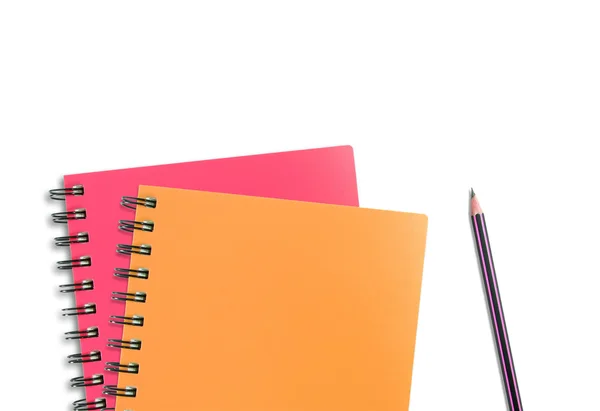 Färgade anteckningsboken och pennor isolerad på vit bakgrund — Stockfoto