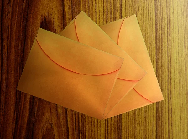 Envelope marrom isolado no fundo de madeira — Fotografia de Stock