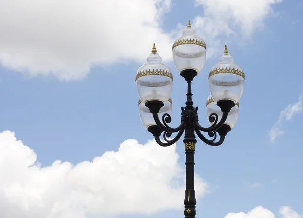 Mavi gökyüzü üzerinde antik sokak lambası — Stok fotoğraf