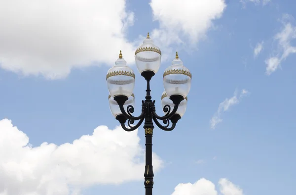 Antiguo poste de la lámpara en el cielo azul —  Fotos de Stock