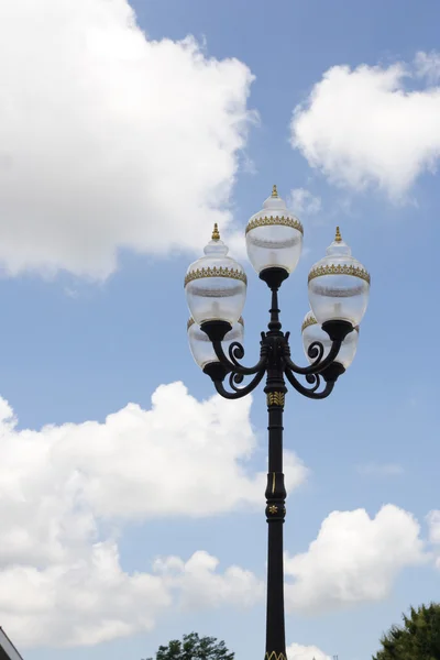 Antiguo poste de la lámpara en el cielo azul —  Fotos de Stock