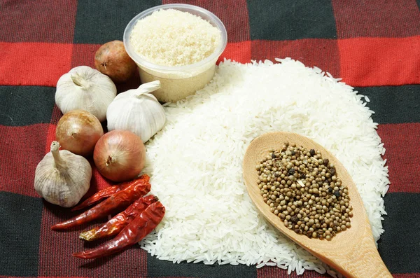 Beyaz pirinç ve gıda maddeleri — Stok fotoğraf
