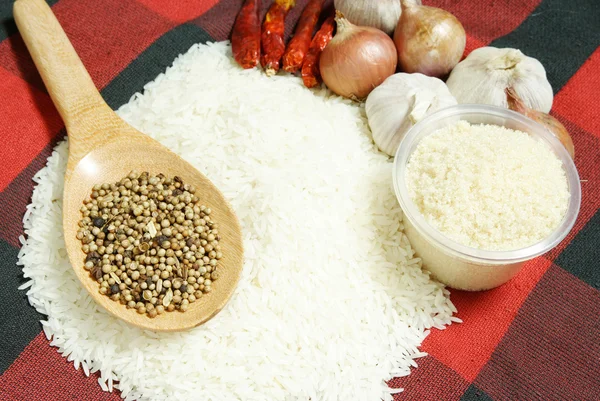 Witte rijst en voedsel ingrediënten — Stockfoto