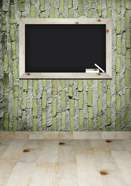 방 벽에 나무 프레임 및 초 빈 칠판 — 스톡 사진