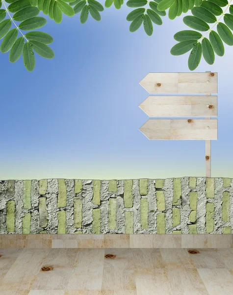 Leere Holztafel auf schönem Naturhintergrund — Stockfoto