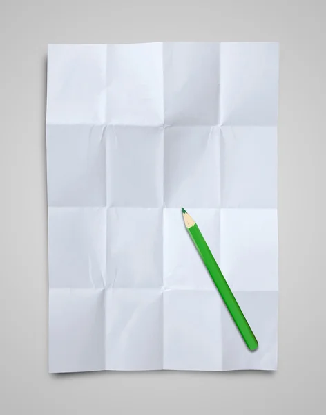 Пустая белая скомканная бумага и карандаш — стоковое фото