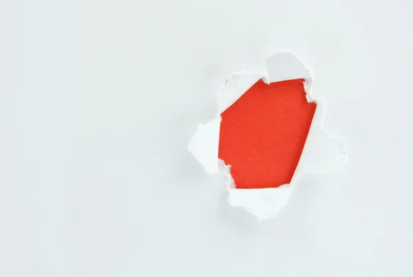 Papier blanc déchiré sur fond rouge — Photo