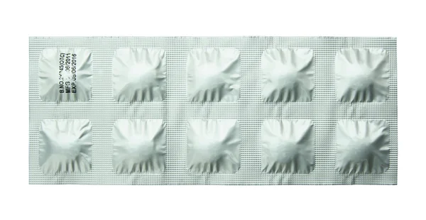 Пакет таблеток на белом фоне — стоковое фото