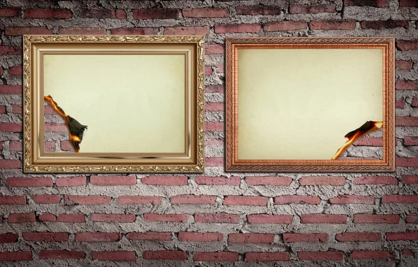壁の背景で焼かれたとビンテージ ゴールド フレーム — ストック写真