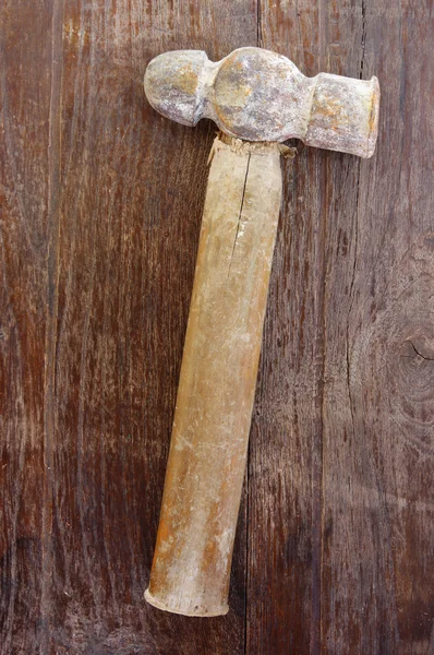 Gamle Hammer på træ baggrund - Stock-foto
