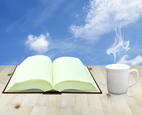Open boek en kopje koffie — Stockfoto