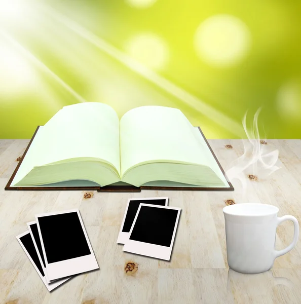 Open boek en instant foto met kop koffie — Stockfoto