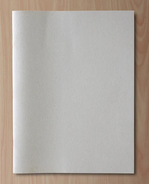 Notebook reciclado cinza sobre fundo de madeira — Fotografia de Stock