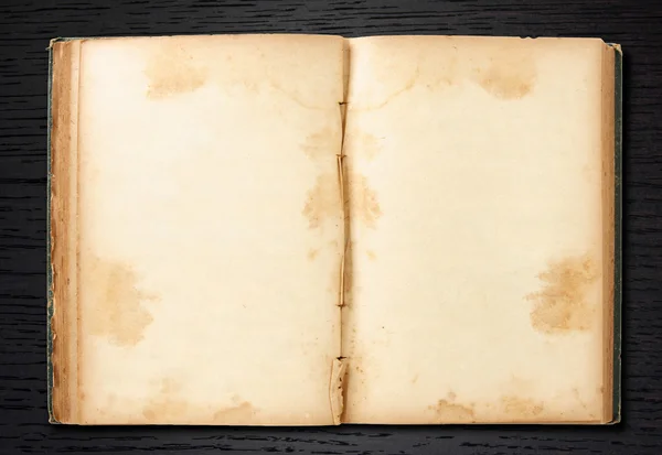Livro velho aberto no fundo de madeira escura — Fotografia de Stock