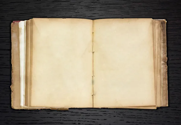 Livro velho aberto no fundo de madeira escura — Fotografia de Stock