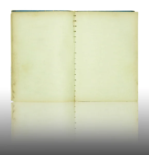 Oud boek open op weerspiegelen vloer en witte achtergrond met uitknippad — Stockfoto