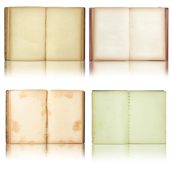 Набір старої книги відкритий ізольовано на відбиваючій підлозі та білому тлі — стокове фото