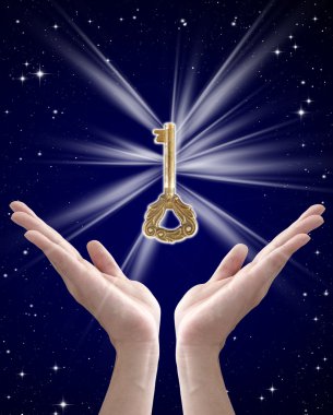 Başarının (gece gökyüzü karşı anahtar tutan el anahtarı)