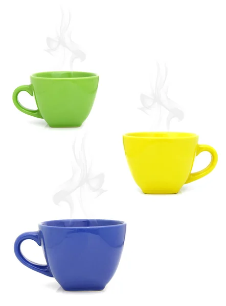 Kleur cup met warme dranken op witte achtergrond — Stockfoto