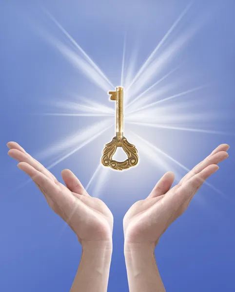 La llave del éxito (la mano que sostiene la llave contra el cielo azul ) — Foto de Stock