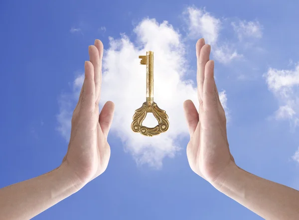 The key to success (hand holding key against blue sky) — Stock Photo, Image