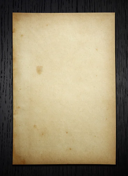 Oud papier op donkere hout achtergrond met uitknippad — Stockfoto