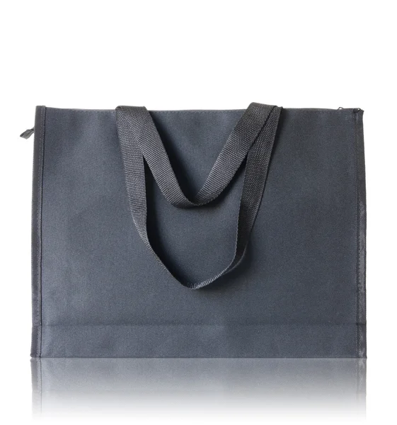 Siyah alışveriş çantası yansıtmak zemin ve beyaz arka plan — Stok fotoğraf
