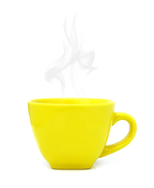 Copo amarelo com bebida quente no fundo branco — Fotografia de Stock