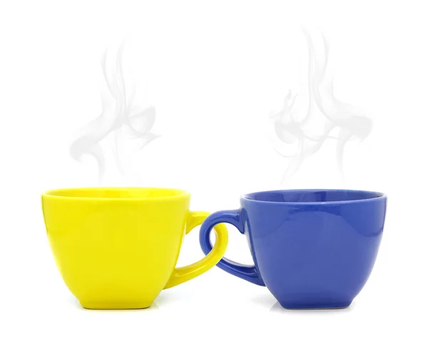 Färg kopp med varm dryck på vit bakgrund — Stockfoto